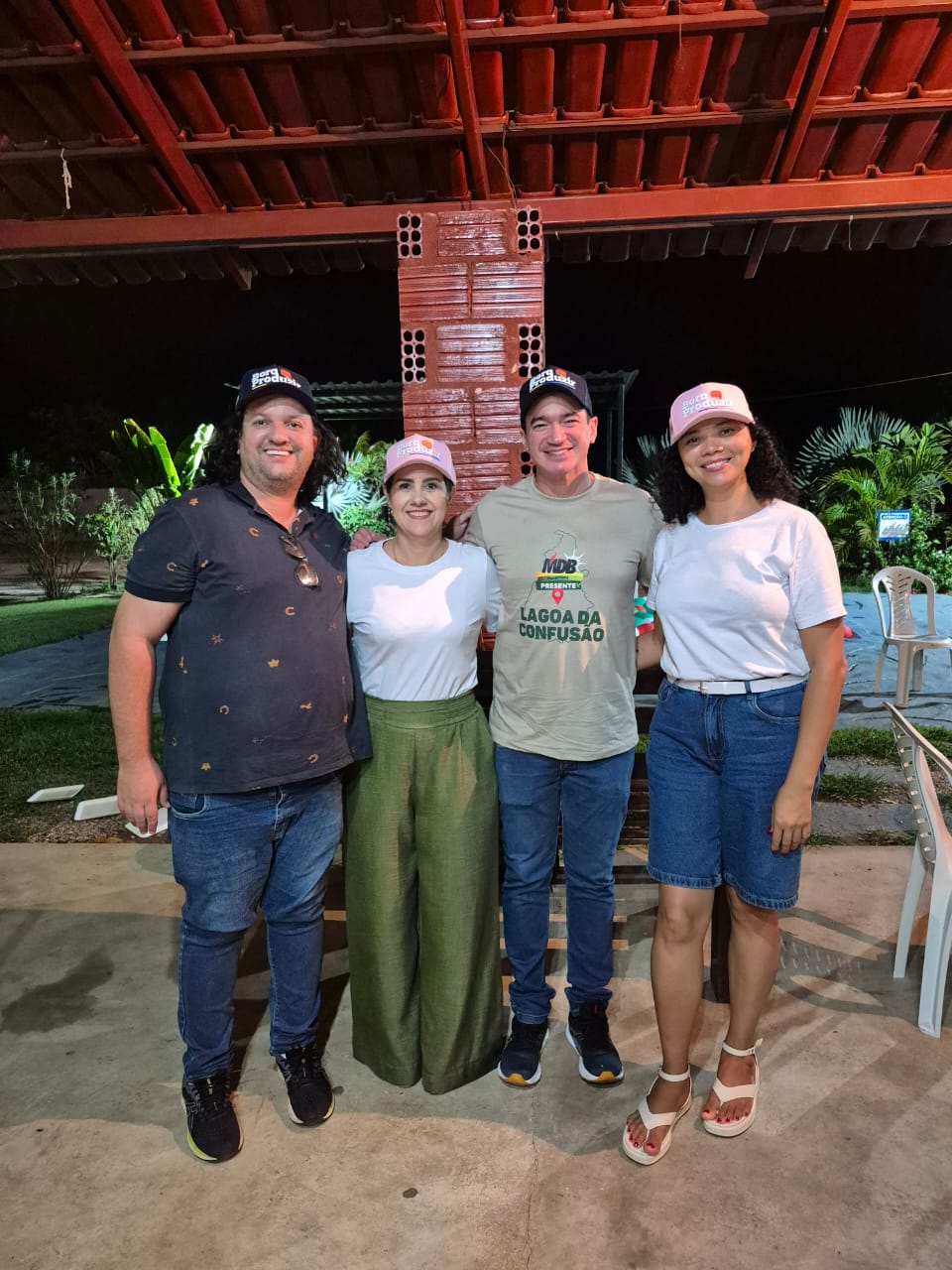 Marlupe em um grupo de quatro pessoas em um encontro