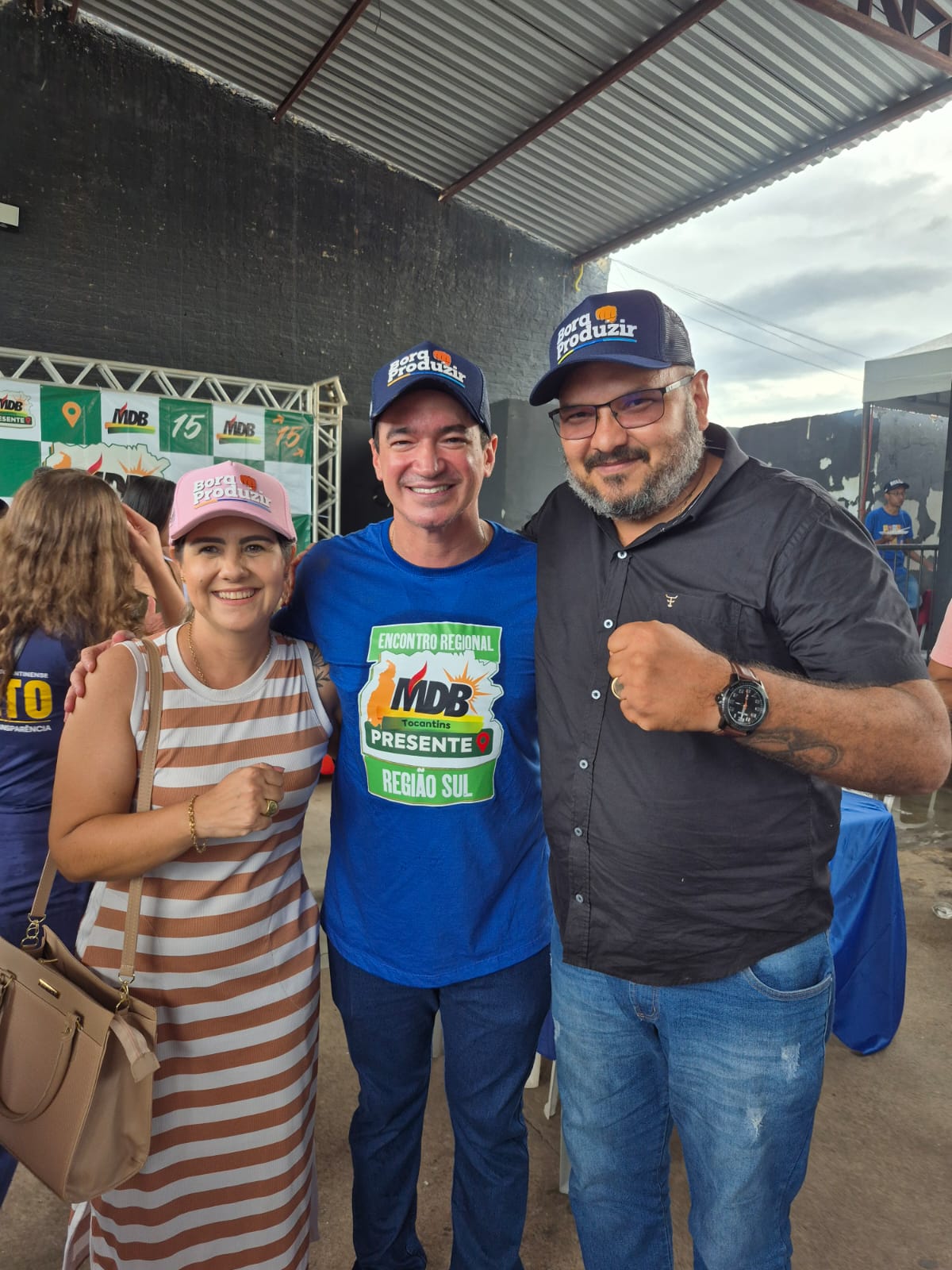 Marlupe com dois homens diante de um painel do MDB