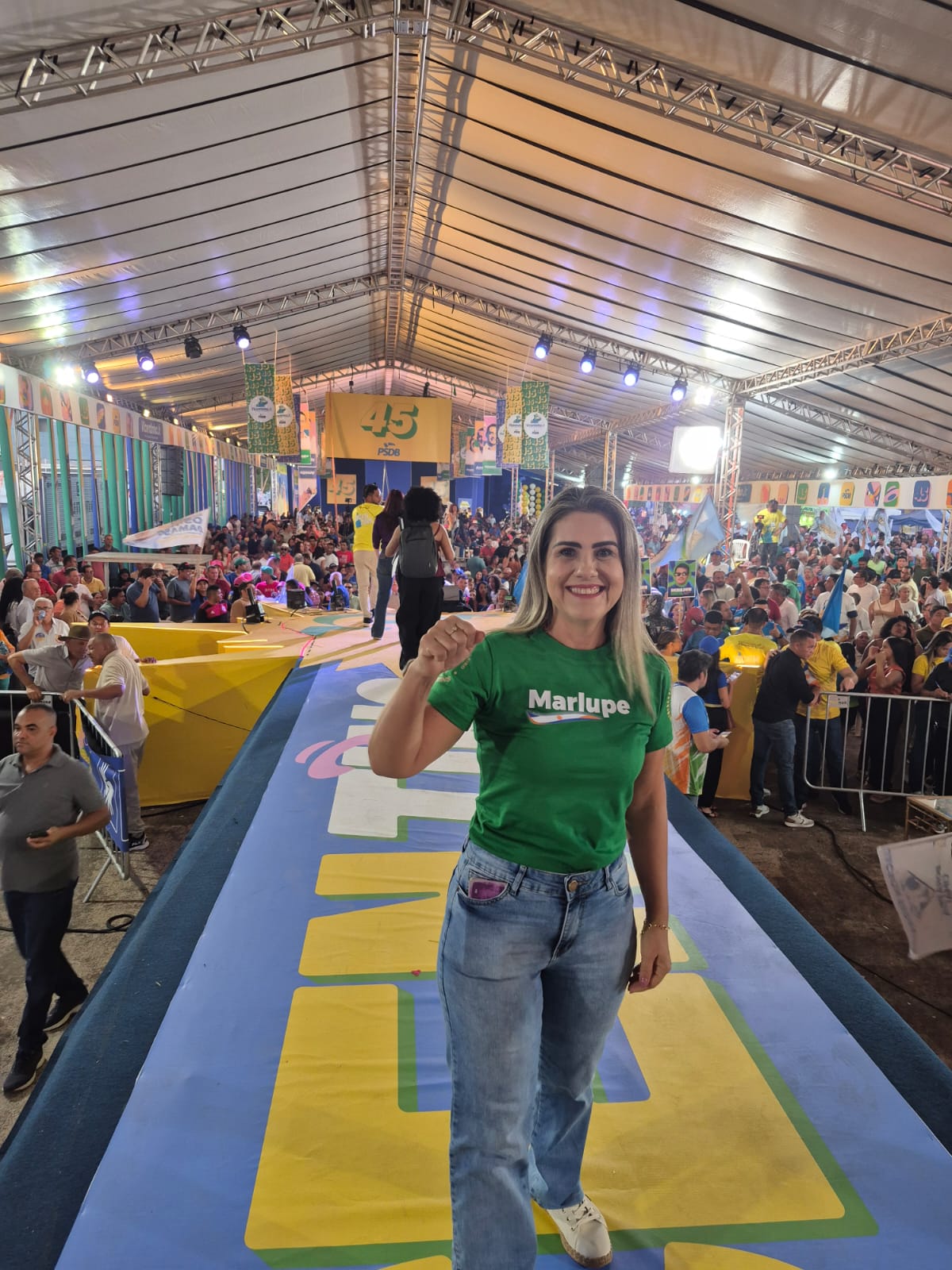 Marlupe de camiseta verde em um evento político