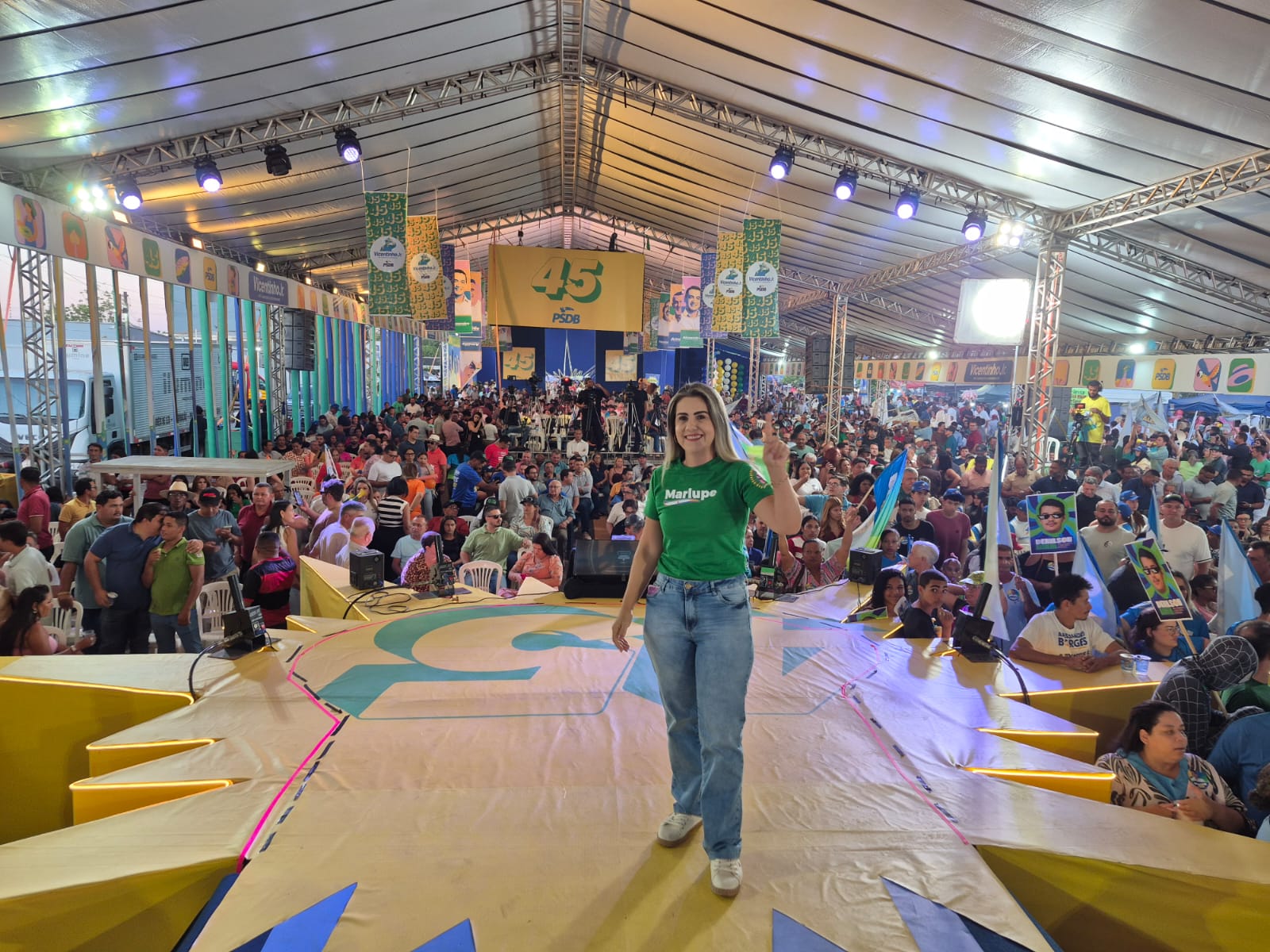Marlupe em um palco, com o público ao fundo