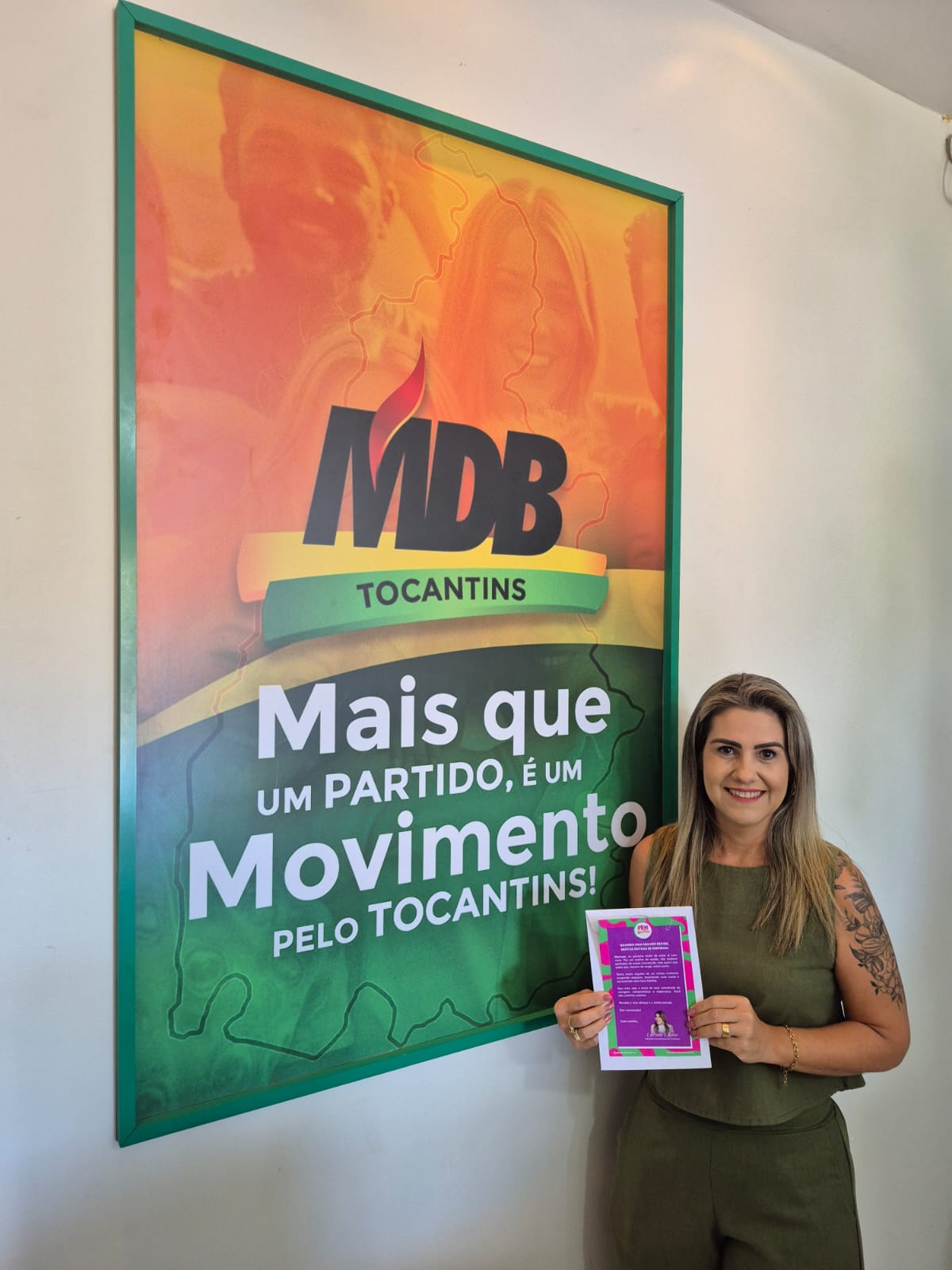 Marlupe ao lado de um painel do MDB Tocantins